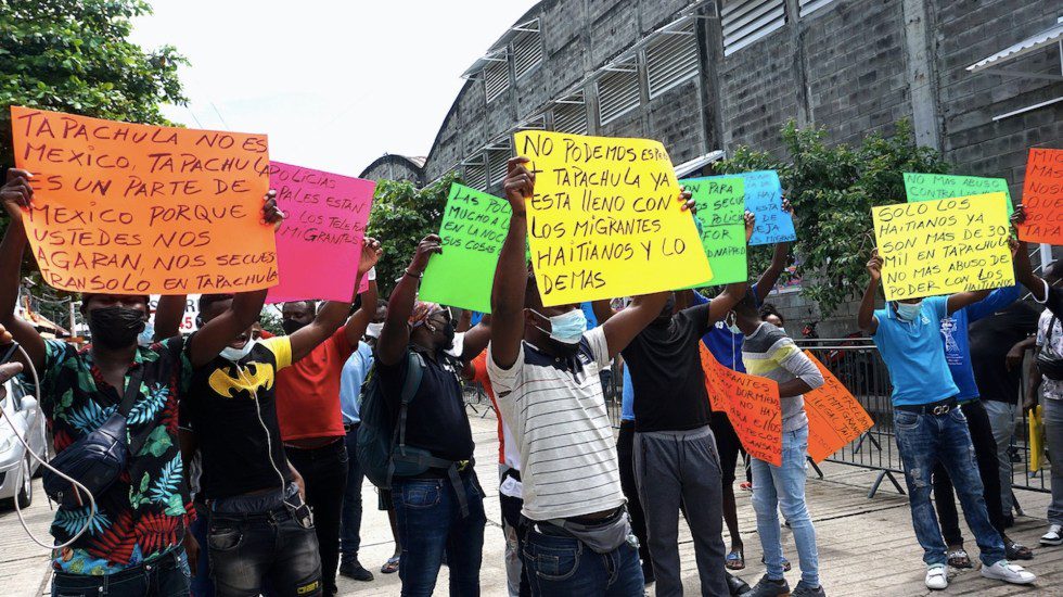 Migrantes exigen a México agilizar trámites de refugio