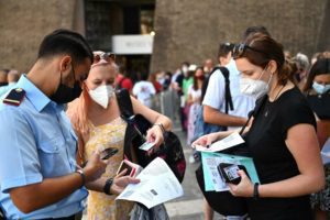 En Italia desmantelan red de venta de falsos pases sanitarios