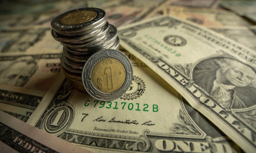 Peso continúa con pérdidas frente al dólar