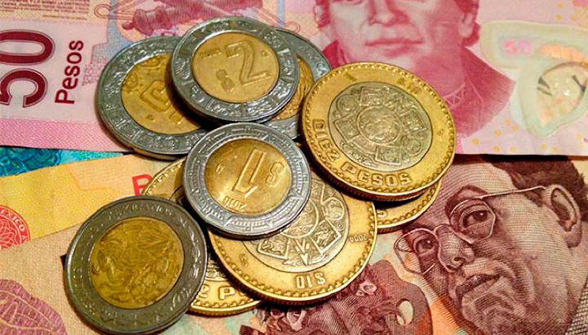 Peso mexicano sube tras decisión de Banxico de elevar tasa de intereses