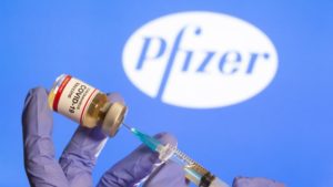 Cargamento con 228 mil dosis de vacuna contra covid-19 de Pfizer llega al AICM