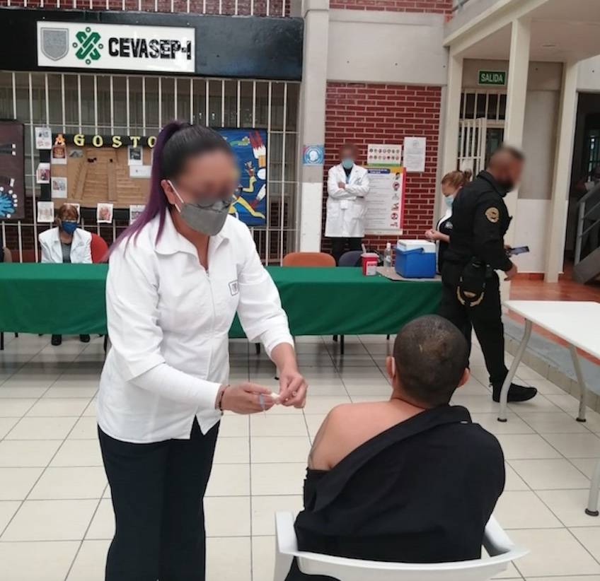 Más de 800 presos de nuevo ingreso reciben vacuna contra el COVID-19