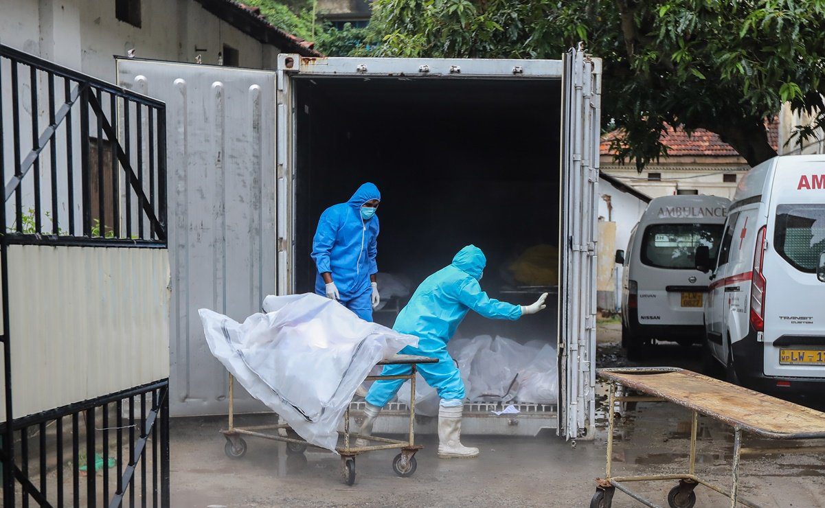 Cremaciones colectivas ante aumento de muertes por covid-19 en Sri Lanka