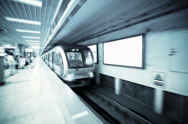 Hombre acuchilla a 10 pasajeros en un tren subterráneo en Tokio