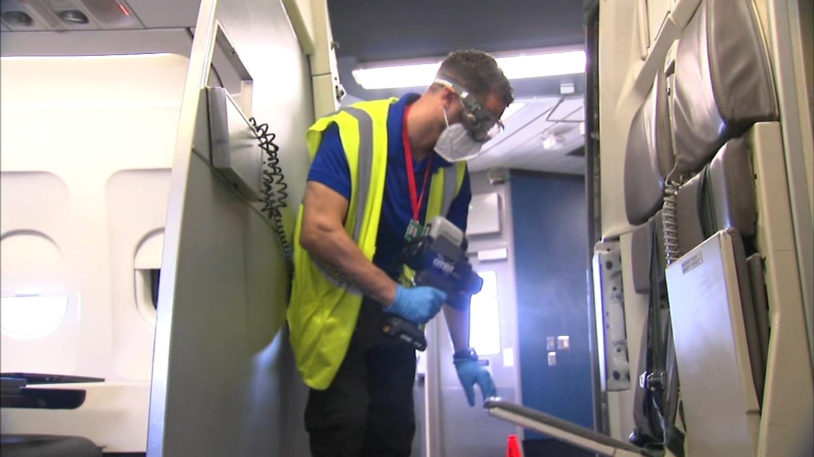 United Airlines pide a todos sus empleados vacunarse o serán despedidos