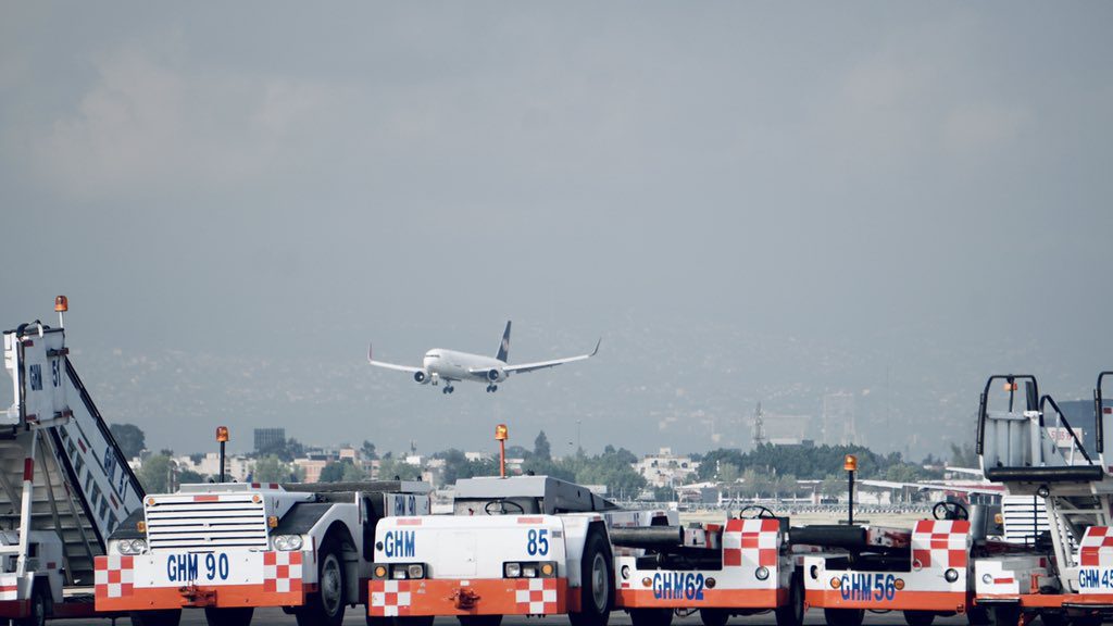 Arriban al AICM 226 mil dosis de vacuna Pfizer