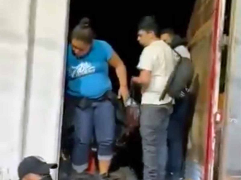 Aseguran tráiler con 78 migrantes en Edomex; hay tres detenidos