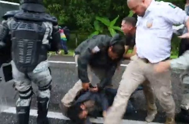 Fueron dados de baja funcionarios que patearon a migrante, asegura AMLO