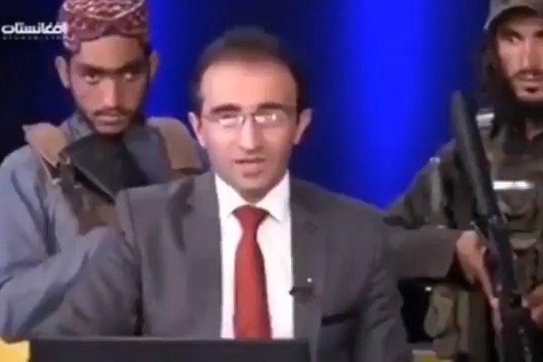 "Cooperen y no tengan miedo", lee presentador rodeado de talibanes #VIDEO
