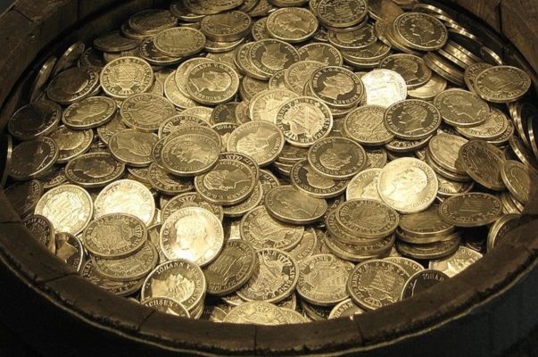Pareja halla cientos de monedas de oro al renovar su casa