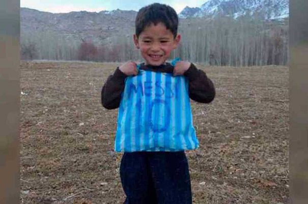El niño afgano que usó una bolsa como playera de Messi busca huir del país