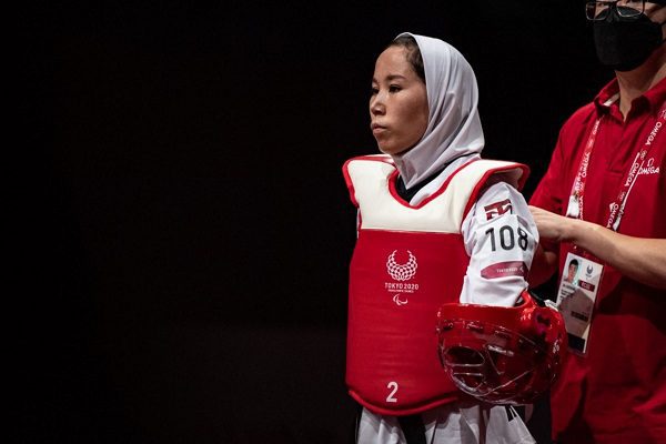 Debuta en los Paralímpicos la taekwondista afgana que huyó de su país