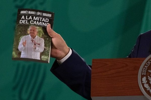 "No como pan caliente, pero sí", presume AMLO ventas de su libro