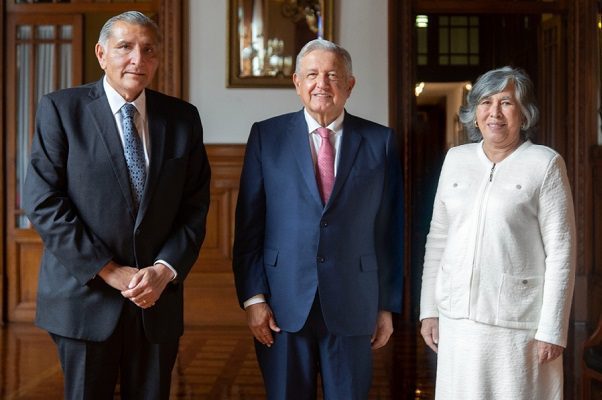 AMLO recibe a la nueva consejera jurídica, María Estela Ríos González