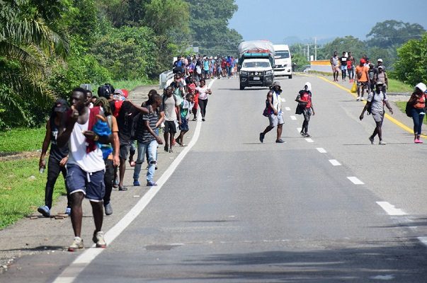 Se busca que migrantes permanezcan en albergues al sur del país, apunta AMLO