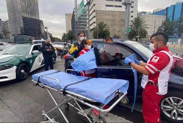 Embarazada da a luz sobre Paseo de la Reforma a bordo de su auto