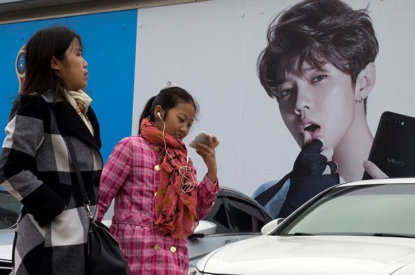 China prohíbe que "hombres afeminados" aparezcan en la televisión