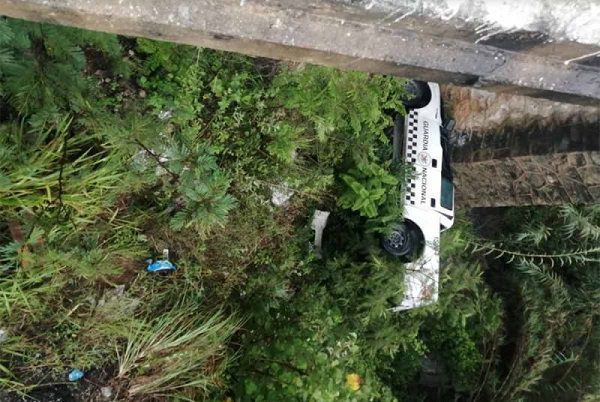 Un oficial muerto y otro lesionado tras volcadura de unidad de la GN en Oaxaca
