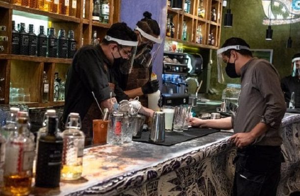 CDMX retoma vacunación y permite reapertura de antros y bares