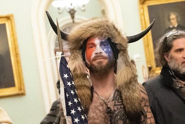 'Chamán' QAnon, el "búfalo" que asaltó el Capitolio, se declara culpable