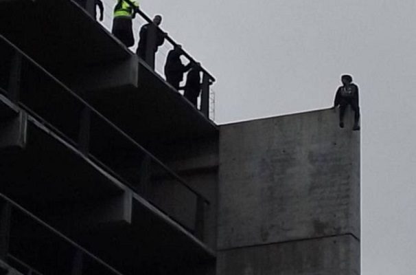Con rescatistas alado, hombre se suicida en plaza comercial de Zapopan #VIDEO