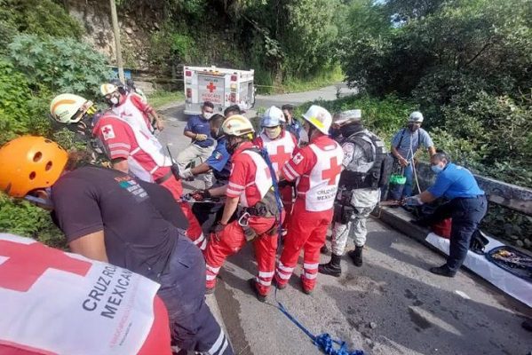 Muere paramédico al rescatar a motociclistas de un barranco, en Morelos