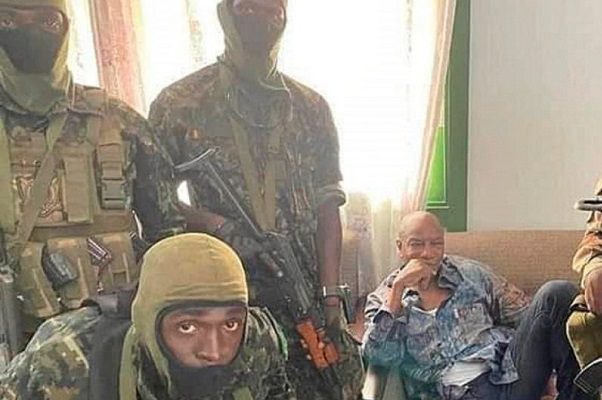 Militares detienen a presidente de Guinea y ordenan disolver instituciones