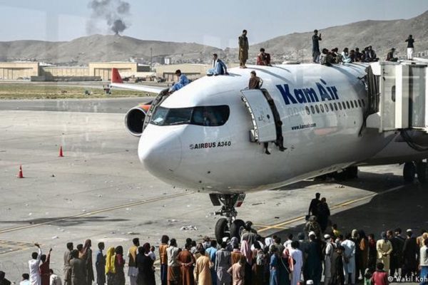Retienen aviones con estadounidenses en Afganistán, reporta congresista republicano