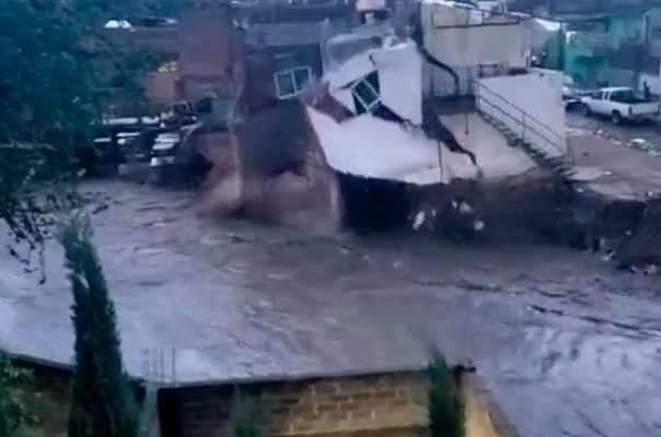 Colapsa casa ante inundaciones por fuertes lluvias, en Zapopan #VIDEO