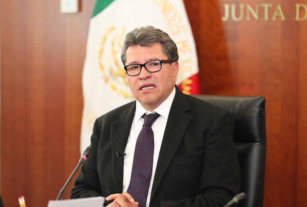 Monreal impulsa reforma para sancionar maltrato animal en transporte aéreo