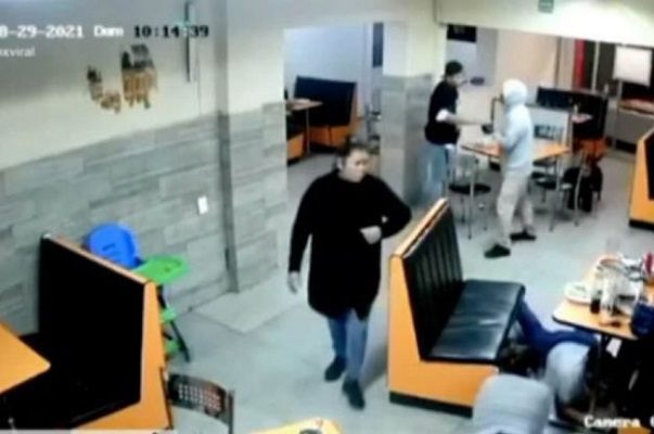 Con machetes y arma de fuego, sujetos asaltan restaurante en SLP #VIDEO