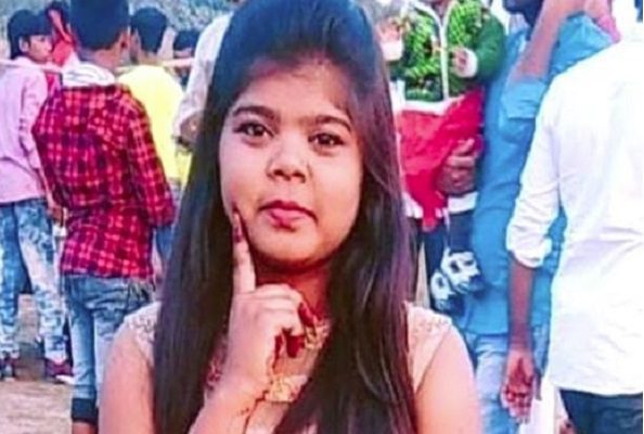 Joven de 17 años es asesinada en público por usar jeans, en India