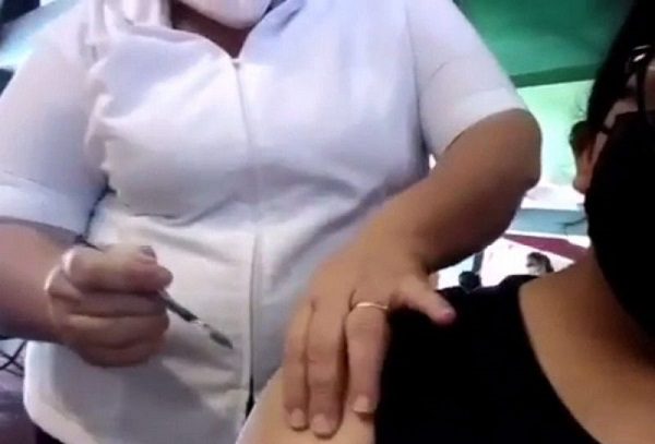 Cesan a enfermera que, por cansancio, simuló vacunar a joven en Veracruz