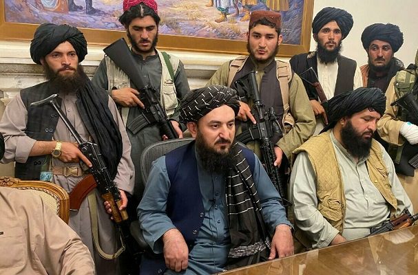 Talibanes designan a representante de Gobierno interino en Afganistán