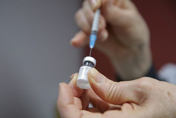 Tercera dosis de vacuna podría iniciar el 20 de septiembre en EE.UU.