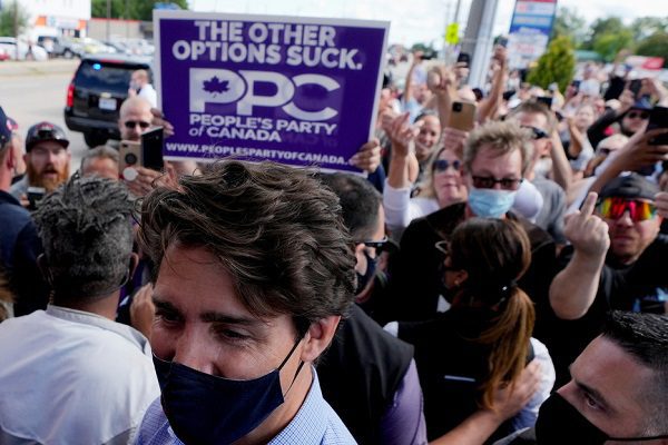 Lanzan piedras contra Justin Trudeau durante viaje de campaña electoral