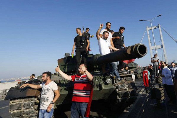Turquía ordena arresto de 214 militares por golpe de Estado de 2016