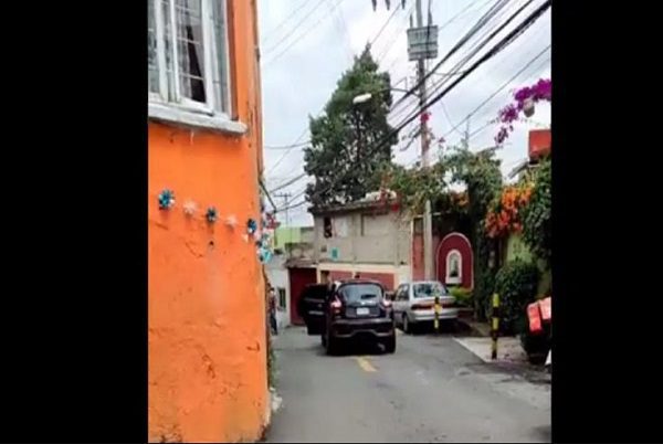 Por error, hombre atropella a su amigo durante pelea campal, en Xochimilco
