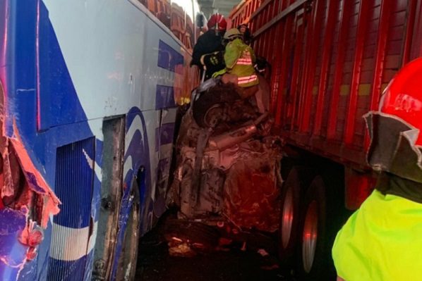 Carambola sobre la carretera México-Puebla deja dos personas prensadas