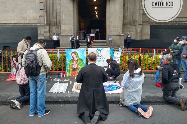 Grupos antiaborto impulsan el #CorteAbortoNo y protestan en la SCJN