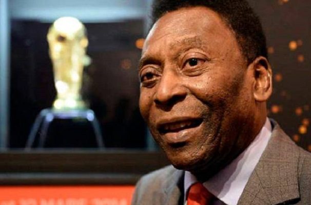 Pelé se mantuvo hospitalizado para retirarle un tumor en el colon