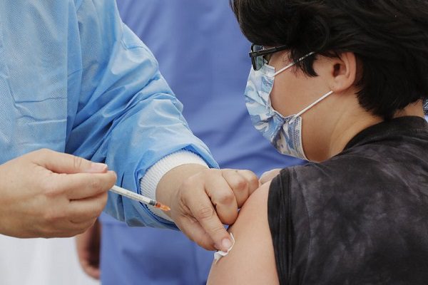 Chile autoriza aplicar vacuna de Sinovac a mayores de seis años