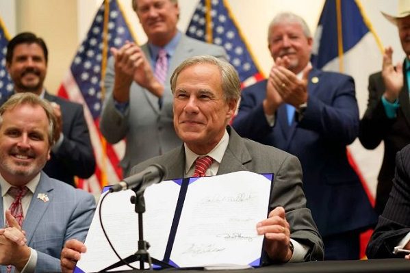 Gobernador de Texas promulga controvertida ley de acceso al voto