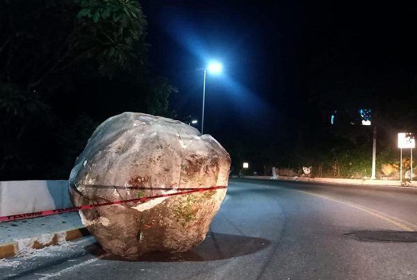 Tras sismo, se mantiene cerrado aeropuerto de Acapulco y vías en Guerrero