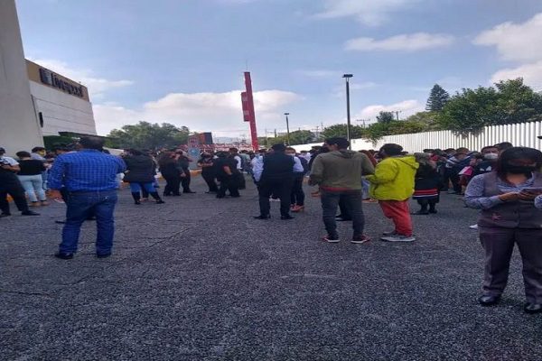 Sin alarma sísmica y sin temblor, desalojan plaza comercial en Iztapalapa