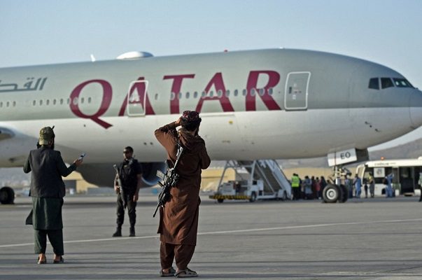 Extranjeros evacúan Afganistán en el primer vuelo comercial desde toma talibán