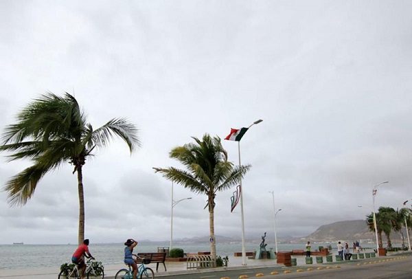 'OIaf' se intensifica a huracán categoría 1 en la costas de Baja California