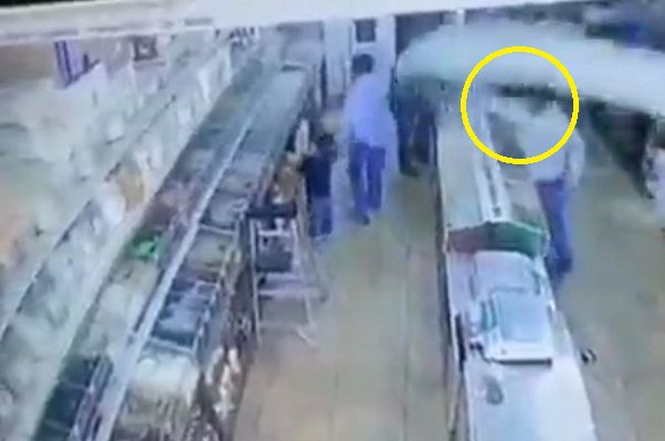 Sujeto mata a hombre frente a su hijo en mercado de Tijuana #VIDEO