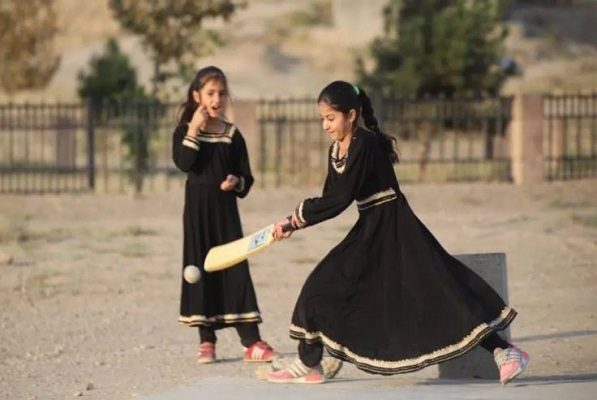 Talibanes prohíben el deporte femenino y las protestas sociales