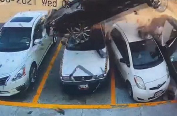 Auto vuela sobre vehículos estacionados, en Nuevo León #VIDEO